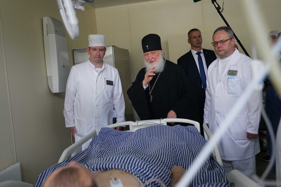  Патриарх Кирилл осмотрел "возникающие сами собой образы" в военном госпитале