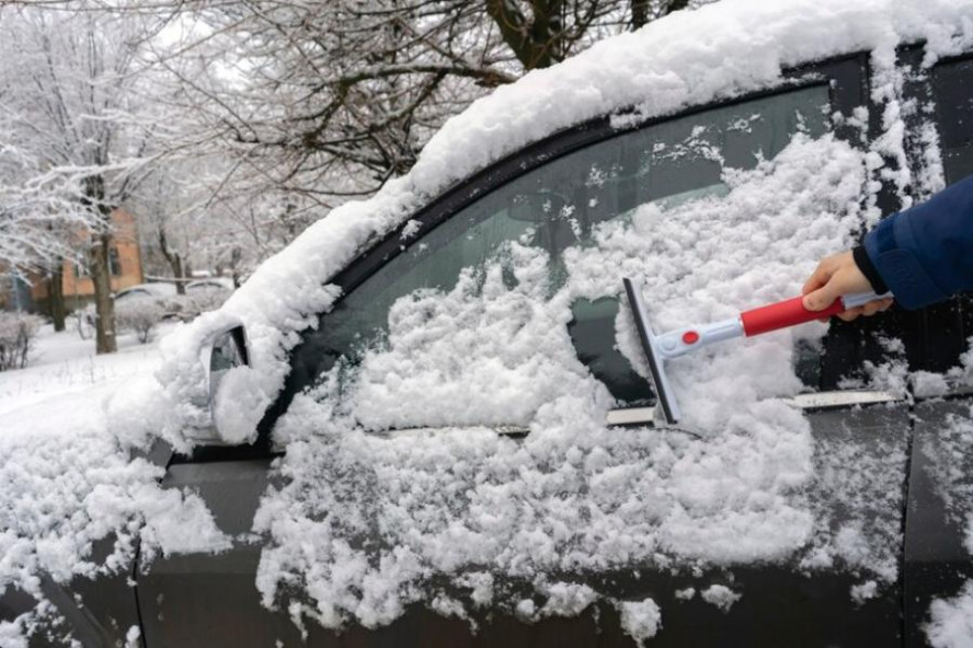 Эксперт рассказал, как правильно очистить машину от наледи зимой