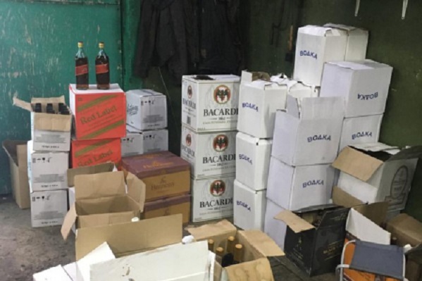 В Тамбове полицейские изъяли из гаража более 400 бутылок контрафактного алкоголя