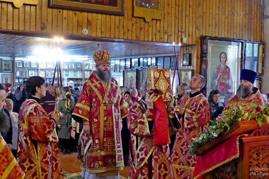 Митрополит Тамбовский и Рассказовский Феодосий совершил Божественную литургию в Котовске