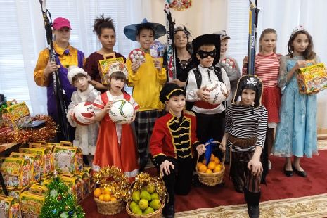 Руководитель Тамбовской области передал сиротам из Горельской школы-интерната новогодние подарки