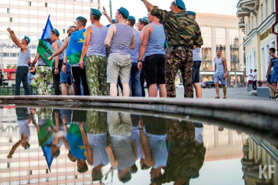 Россиян призвали отказаться от купания в фонтанах в День ВДВ