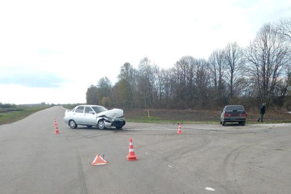 В Тамбовской области две легковушки не поделили перекрёсток: есть пострадавший