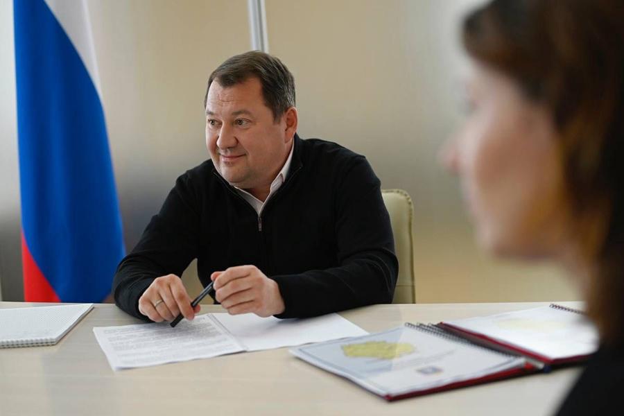 Помощь погорельцам и новая парковка: Максим Егоров провёл личный приём граждан