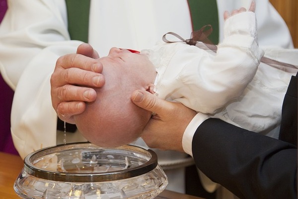 В РПЦ пояснили, в каких случаях не надо крестить детей