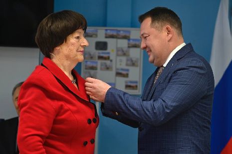 Максим Егоров вручил памятные медали ровесникам региона
