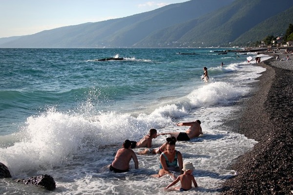 Абхазия упростила правила пересечения границы для российских туристов