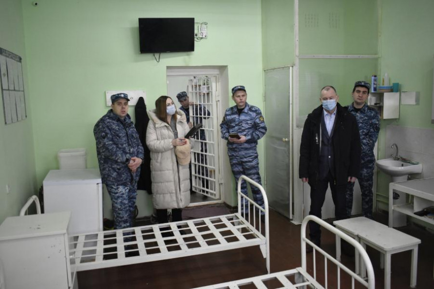 Уполномоченный по правам человека в РФ призвала не сажать впервые осужденных с отбывавшими наказание
