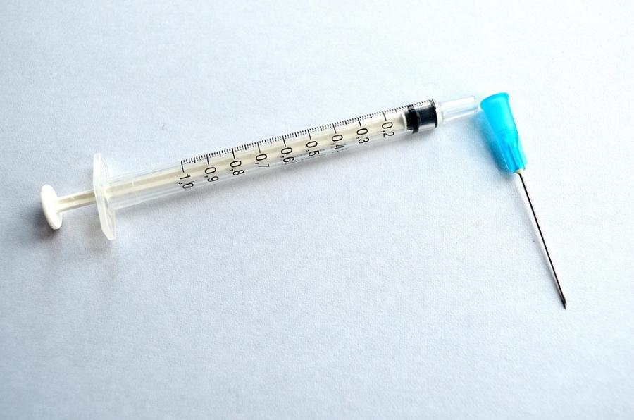 Названы сроки между прививками от гриппа и коронавируса