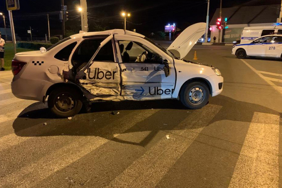 При столкновении такси с иномаркой пострадали два человека