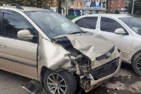 При столкновении двух иномарок в Тамбове пострадала женщина-водитель