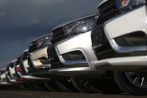 Продажи Lada в России в январе упали на 17%