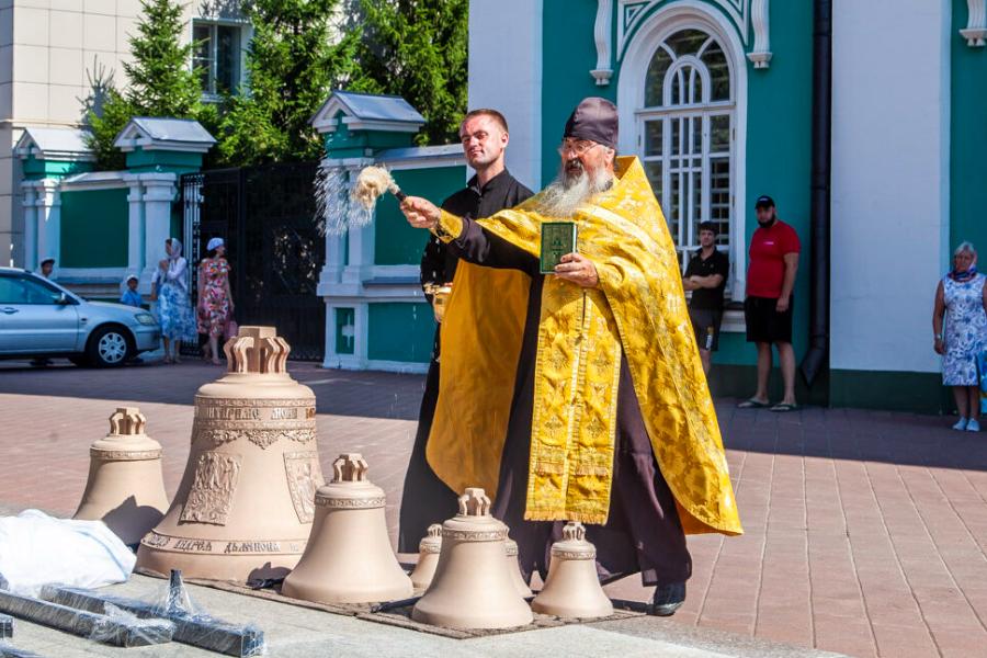 В Тамбове установили семь колоколов на звонницу Спасо-Преображенского собора