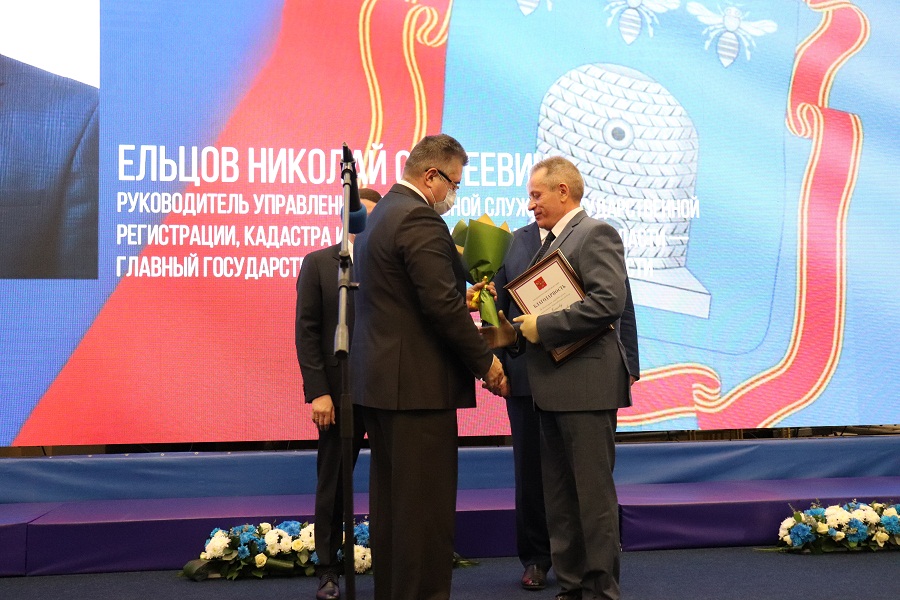 Руководитель регионального управления Росреестра Николай Ельцов награжден Благодарностью президента РФ
