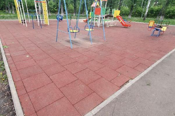 Покрытие на детской площадке в Мичуринске привели в порядок только после вмешательства прокуратуры