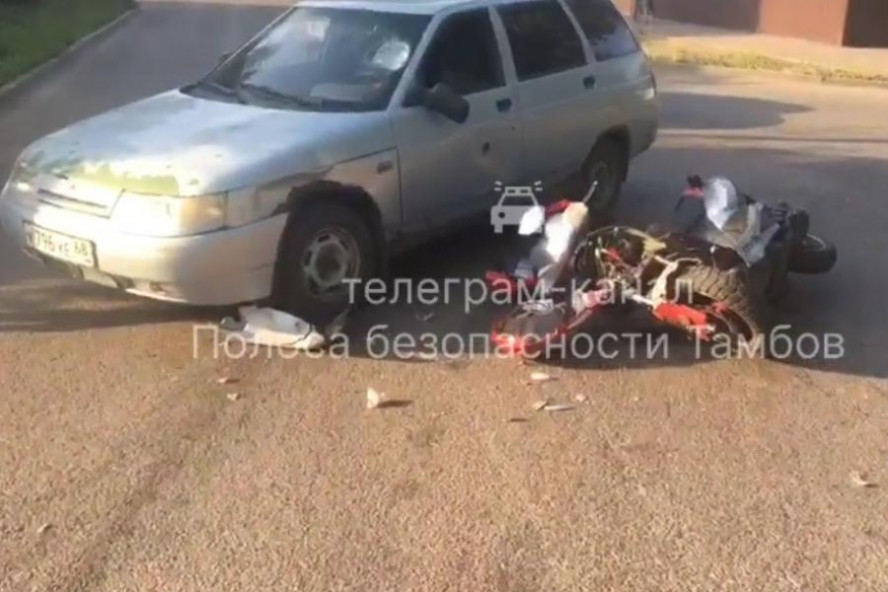 В Тамбове легковушка сбила водителя на скутере