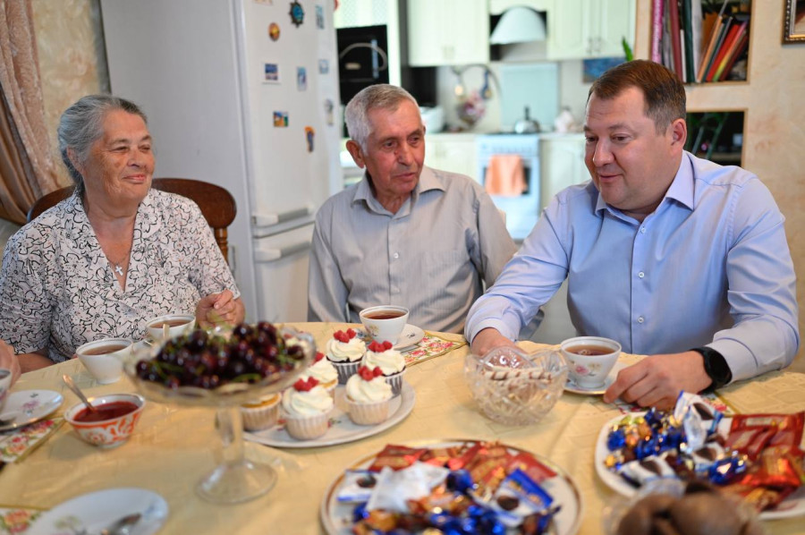 Максим Егоров поздравил тамбовскую семью с 50-летием совместной жизни