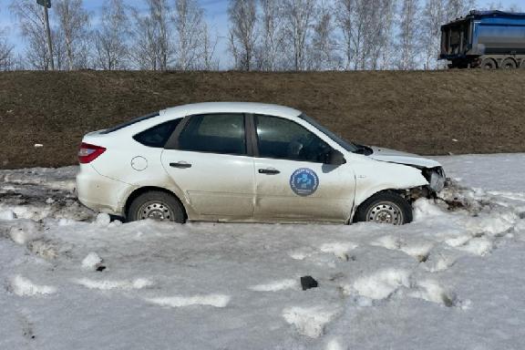 В Тамбовской области легковой автомобиль вылетел с трассы в кювет