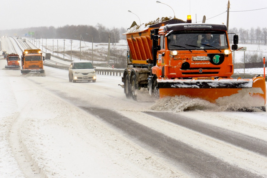 На федеральных трассах Тамбовской области ликвидируют последствия снегопада