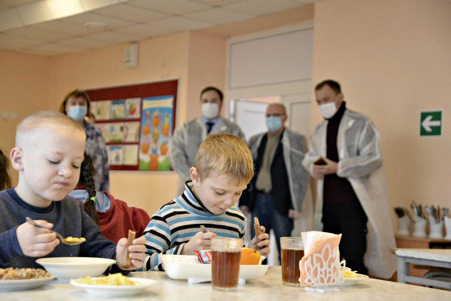 В Рассказовском районе проверили качество бесплатного школьного питания