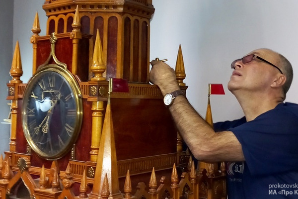 В Котовском музейном комплексе вновь заработали часы на масштабной копии Московских курантов