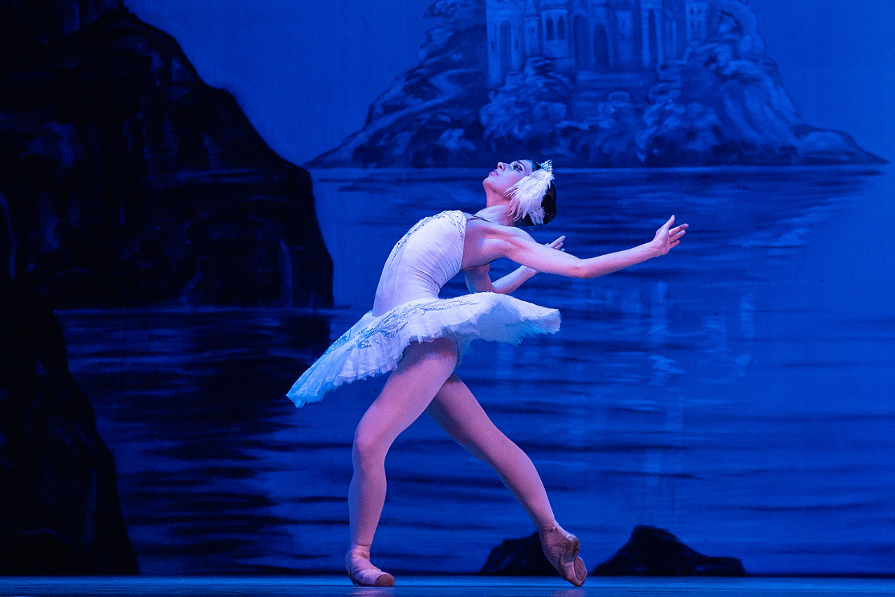Действия балета лебединое озеро. Балет Лебединое озеро спектакль.