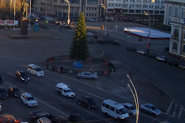 На площади Ленина начали устанавливать новогоднюю ёлку