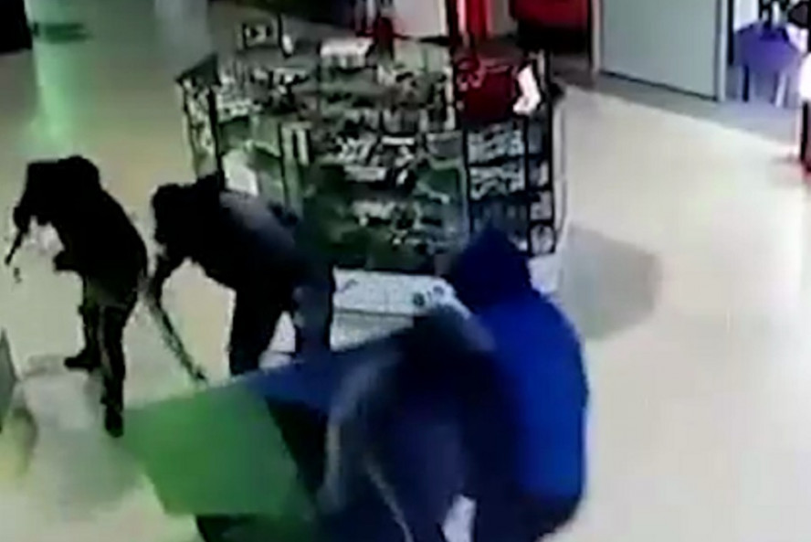 Ночью из торгового центра в Тамбове украли банкомат с 5,4 млн рублей
