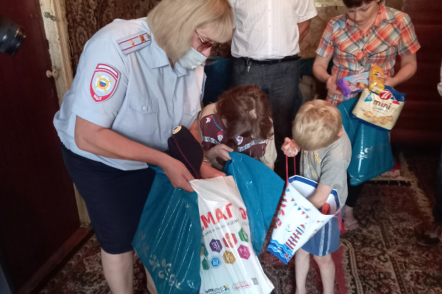Тамбовские полицейские помогают детям из малообеспеченных семей собраться в школу