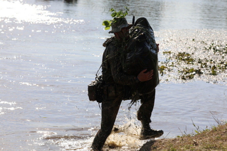 В Тамбовской области спецназовцы на подручных средствах переправились через реку ночью