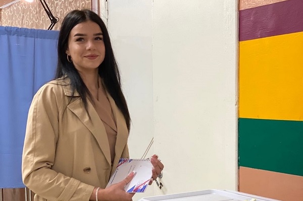 Выпускница котовской школы отпраздновала свое совершеннолетие на избирательном участке