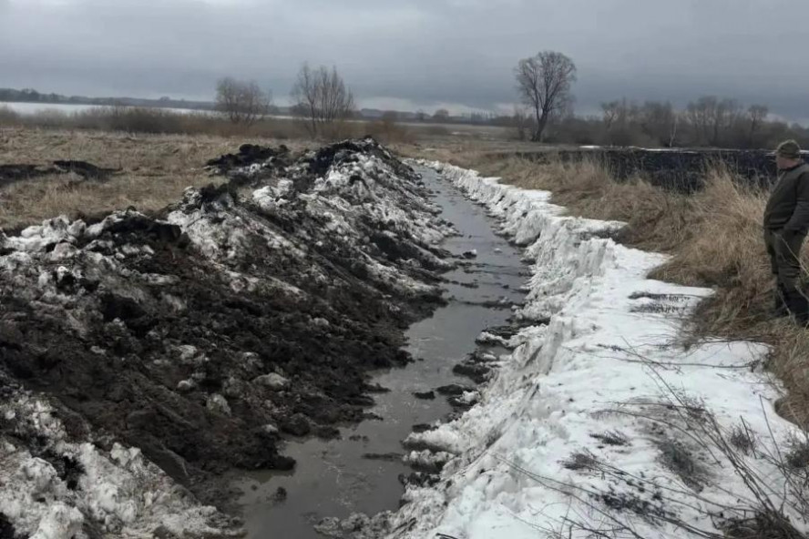 Канал у села в Сосновском округе очистили ото льда и снега для безопасного пропуска весенней воды