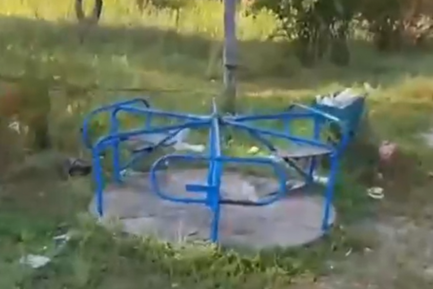 Родители пожаловались на опасные детские площадки в селе Тамбовского округа