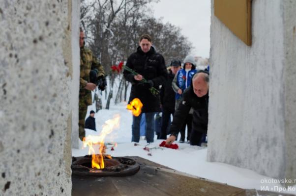 В Котовске почтили память героев возложением цветов к мемориалу "Вечный огонь"