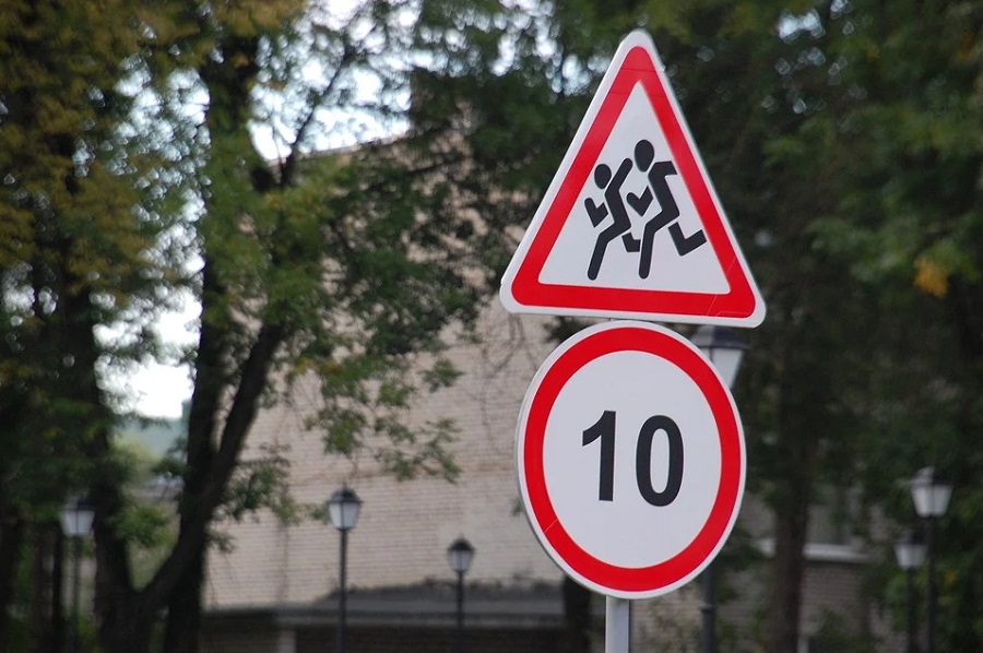 Суд обязал администрацию Знаменского района установить недостающие дорожные знаки