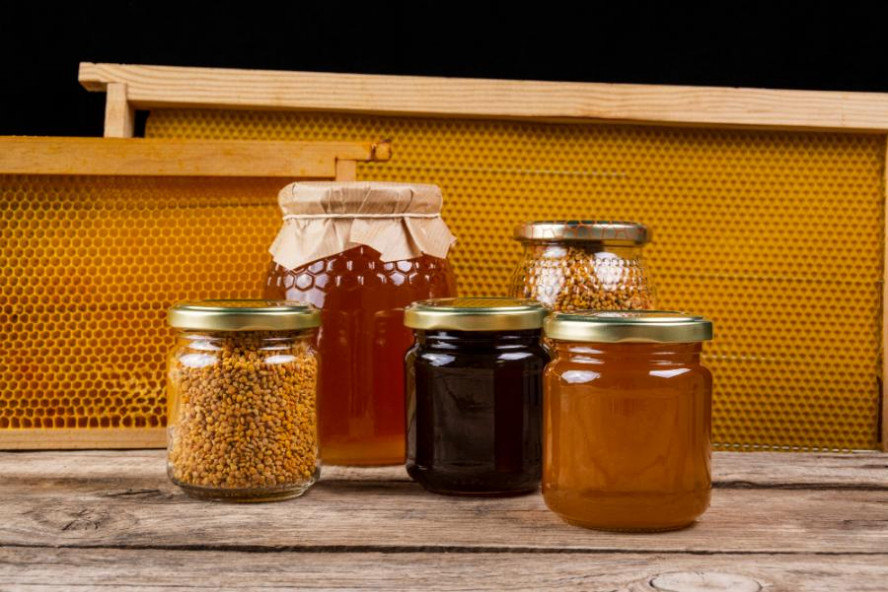 Кирсановский пчеловод передал 350 кг мёда военнослужащим