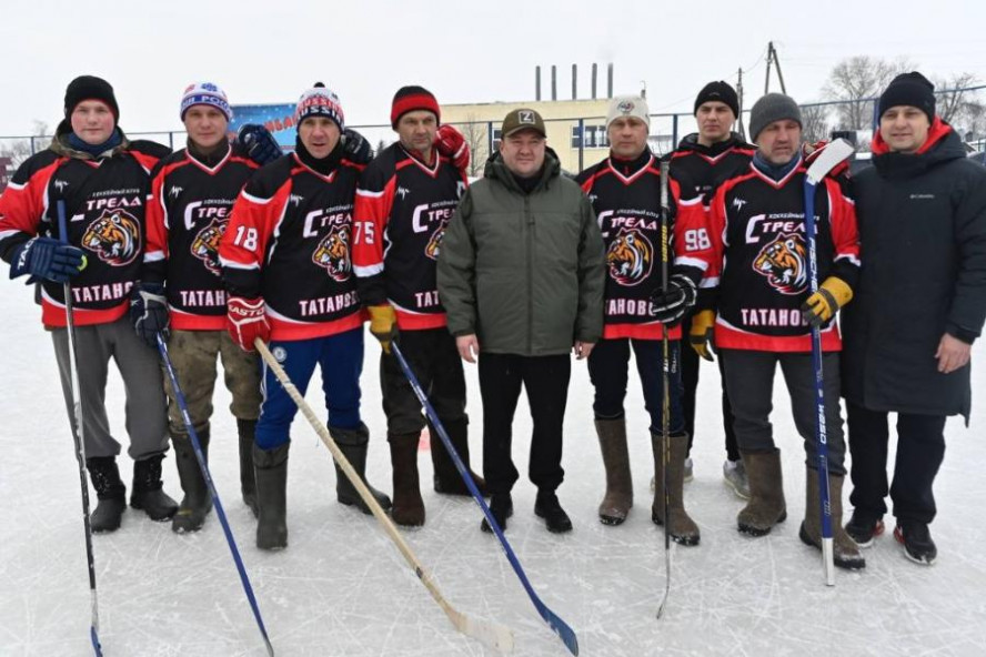 Максим Егоров открыл областной фестиваль по хоккею с мячом в валенках