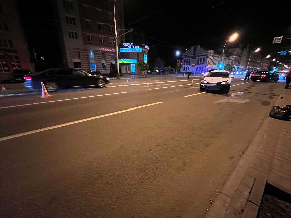 В Тамбове на улице Советской водитель на иномарке сбил двух дорожных рабочих