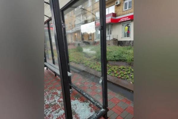 В Тамбове от ветра разбилось стекло на остановке: ранен один человек