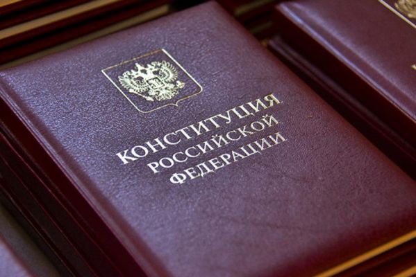 Владимир Путин внес поправки в Конституцию о семье и Боге