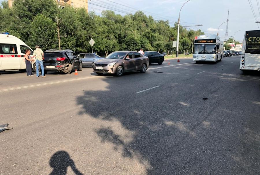 Возле парка Победы водитель "Тойоты" устроил массовое ДТП: есть пострадавшие