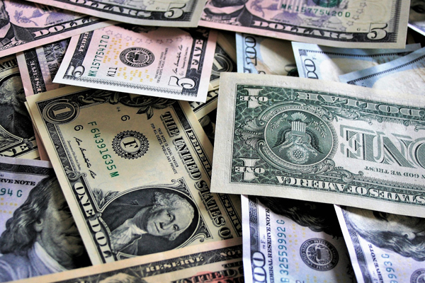 Курс доллара упал ниже 88 рублей впервые за месяц