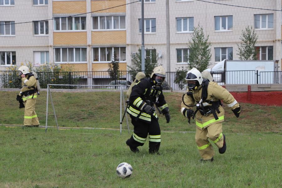 В Тамбове пожарные сыграли в мини-футбол в противогазах