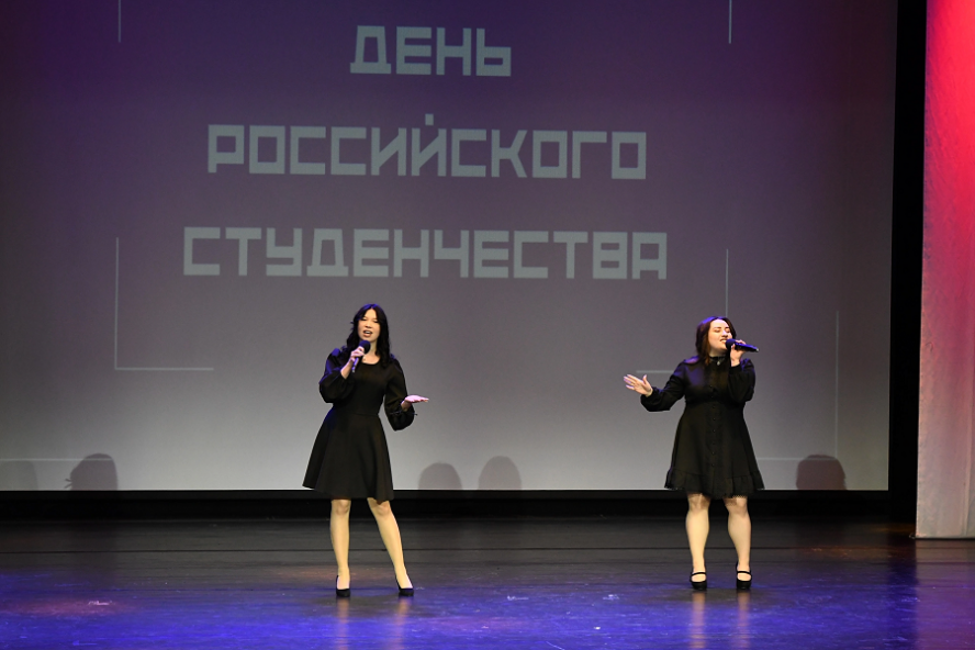 Вокальный коллектив Тамбовского филиала Президентской академии открыл праздничный концерт