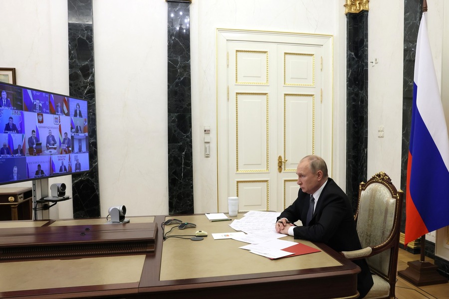 Владимир Путин призвал решить проблему ветхих сетей ЖКХ