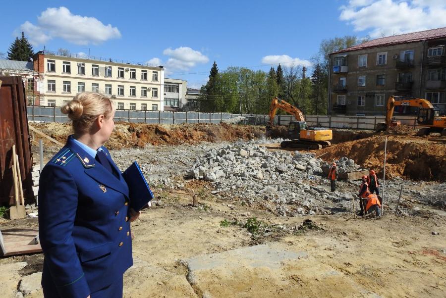 Строительство проблемного дома на улице Коммунальной ведётся с отставанием в графике