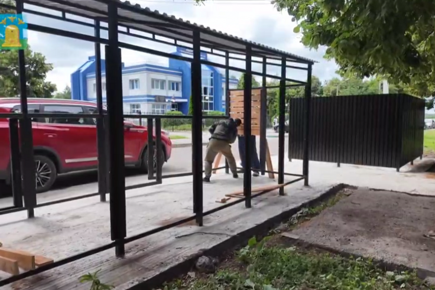 В Тамбове на улице Мичуринской монтируют контейнерную площадку нового типа