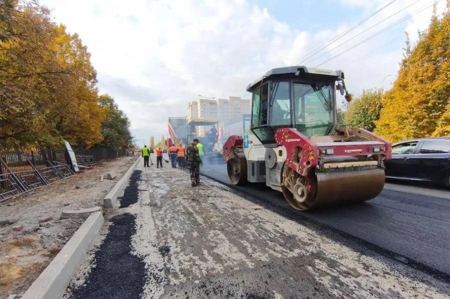 На Никифоровской в Тамбове укладывают выравнивающий слой асфальта