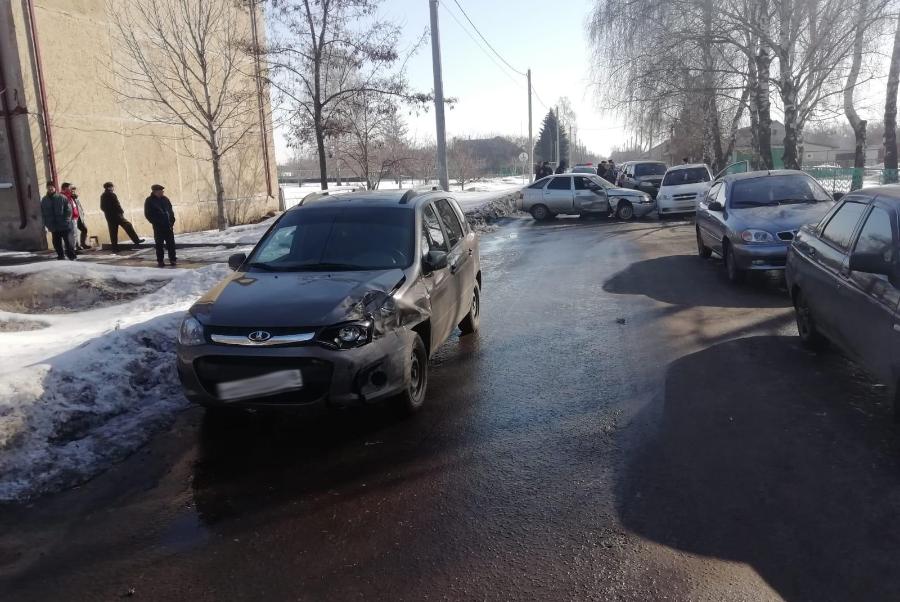 В Петровском районе столкнулись сразу три автомобиля