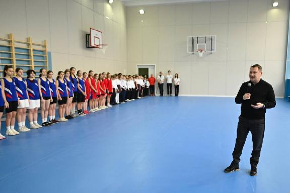 Максим Егоров открыл обновленный спортзал в городе Уварово